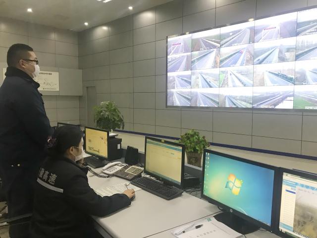 界阜蚌公司收費部部長李國森與妻子王曉麗春節堅守崗位，共戰疫情。.jpg