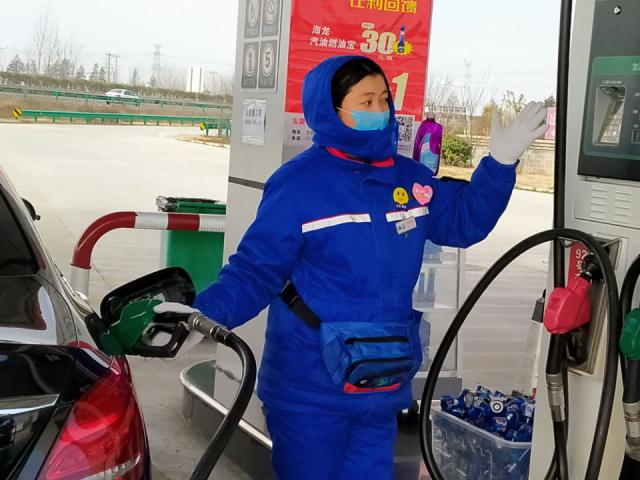 不忘初心，孕媽媽用愛服務不后退-鳳臺站高引引正在進行加油服務.jpg